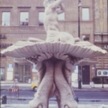 Veduta laterale della Fontana del Tritone
