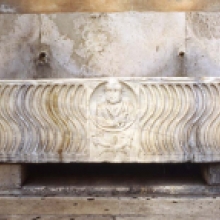 Fontana sarcofago in piazza del Popolo, lato caserma “G.Acqua”