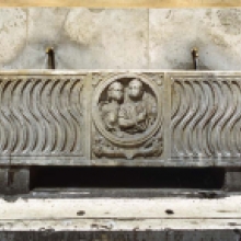 Fontana sarcofago in piazza del Popolo, lato chiesa S.Maria del Popolo