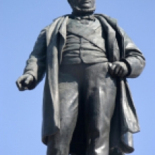 Statua in bronzo di Camillo Cavour